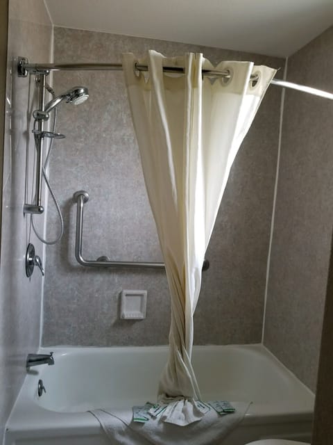 Double Room | Bathroom | Combined shower/tub, free toiletries, towels