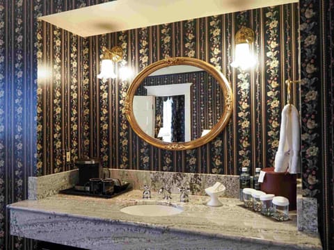 Signature Suite, 1 Bedroom | Bathroom | Free toiletries, hair dryer, bathrobes, towels