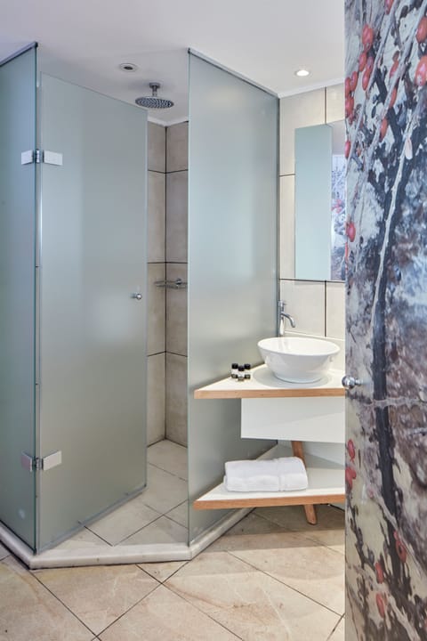 Family Room | Bathroom | Shower, rainfall showerhead, free toiletries, hair dryer