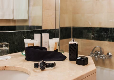 Superior Room | Bathroom | Combined shower/tub, designer toiletries, hair dryer, bathrobes