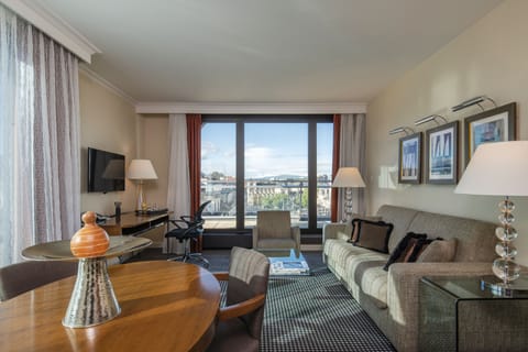 Executive Apartment, Club Lounge Access (Terrace Suite) | In-room business center