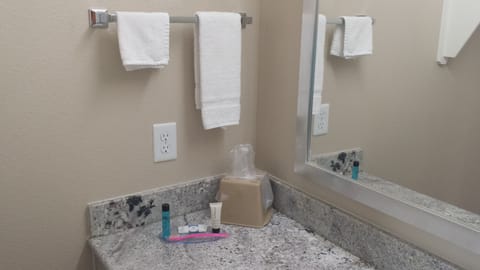 Combined shower/tub, free toiletries, towels