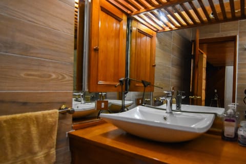 Double Room, Garden View | Bathroom sink
