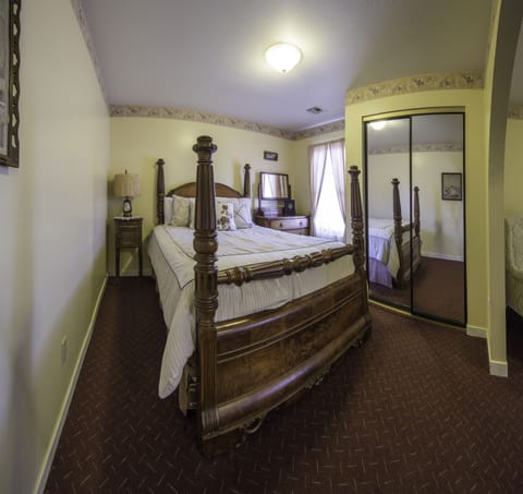 Deluxe Room, 1 Queen Bed | Premium bedding, pillowtop beds, individually decorated