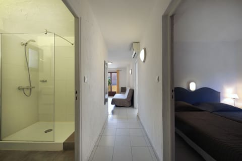 Apartment, 2 Bedrooms (5 persons) | Living area | 32-cm flat-screen TV with cable channels, TV, table tennis