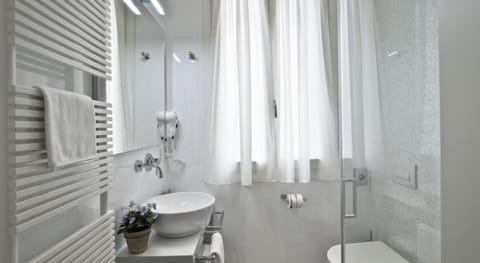 Superior Double Room | Bathroom | Shower, free toiletries, hair dryer, towels
