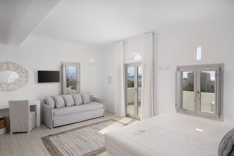 Junior Suite with Panoramic Sea View | Egyptian cotton sheets, premium bedding, pillowtop beds, minibar