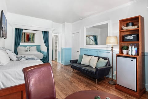 Family Suite, Multiple Beds, Non Smoking | In-room safe, laptop workspace, iron/ironing board, rollaway beds