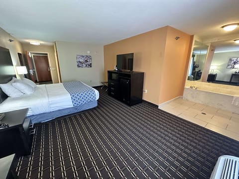 Suite, 1 King Bed, Non Smoking, Jetted Tub | Pillowtop beds, in-room safe, iron/ironing board, free WiFi