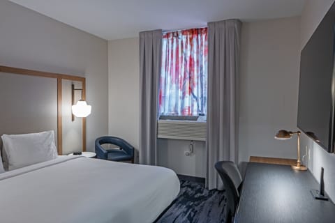 Room, 1 King Bed | Hypo-allergenic bedding, in-room safe, desk, blackout drapes