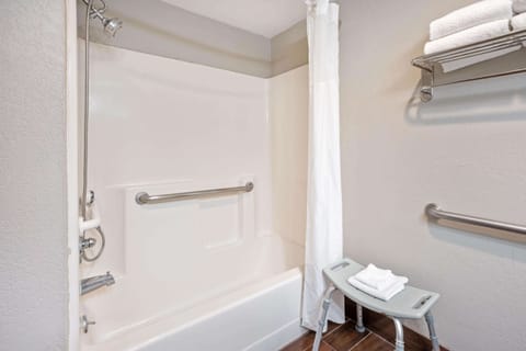 Combined shower/tub, free toiletries, hair dryer, towels