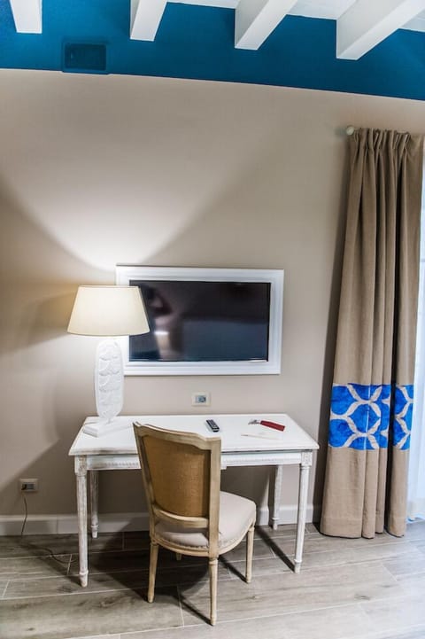 Superior Room | Minibar, in-room safe, blackout drapes, soundproofing