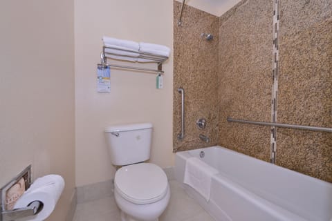 Combined shower/tub, free toiletries, hair dryer, towels