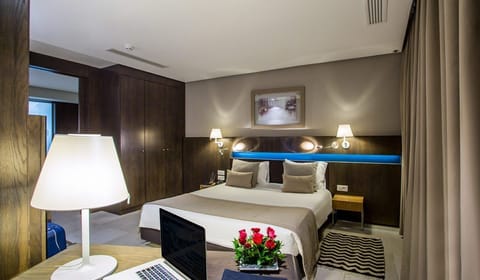 Junior Suite | Premium bedding, minibar, in-room safe, blackout drapes