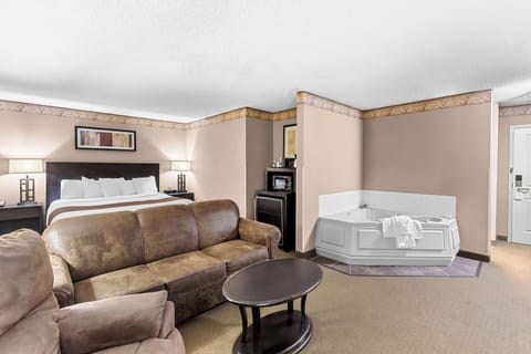 Suite, 1 King Bed, Non Smoking, Jetted Tub | Premium bedding, pillowtop beds, in-room safe, desk