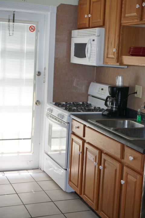 Suite, Multiple Beds, Kitchen | Private kitchen | Fridge, microwave, coffee/tea maker