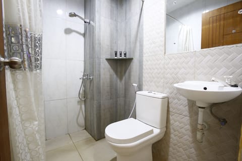 Double Room | Bathroom | Shower, free toiletries, towels