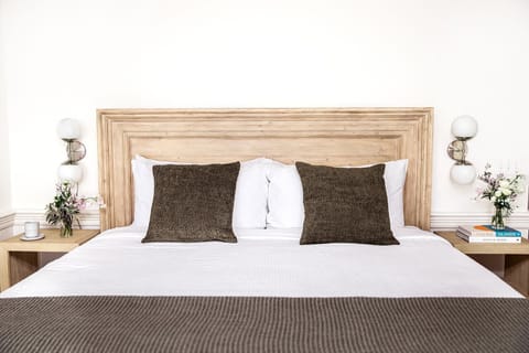Suite, Bay View | Egyptian cotton sheets, premium bedding, laptop workspace
