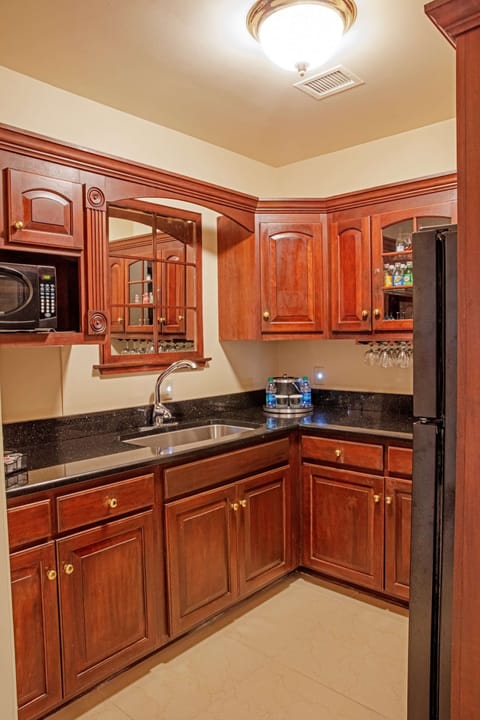 Suite, 2 Bedrooms, 2 Bathrooms (Governor) | Private kitchen | Coffee/tea maker