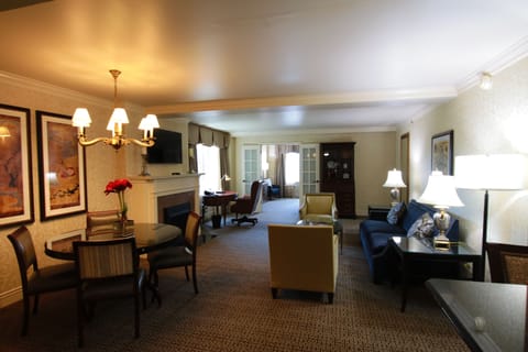 Suite, 1 Bedroom (Commonwealth Suite) | Egyptian cotton sheets, premium bedding, pillowtop beds, in-room safe