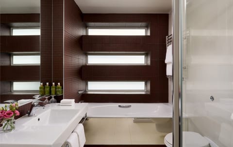 Junior Suite | Bathroom | Separate tub and shower, eco-friendly toiletries, hair dryer, towels