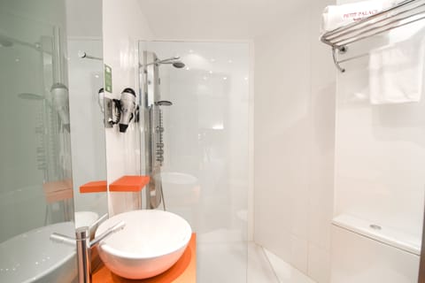 Standard Double Room | Bathroom | Shower, hydromassage showerhead, free toiletries, hair dryer