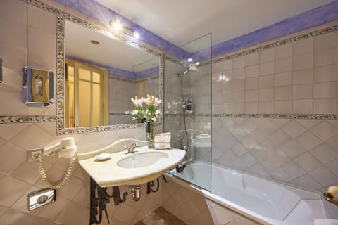 Standard Double or Twin Room | Bathroom | Hair dryer, towels