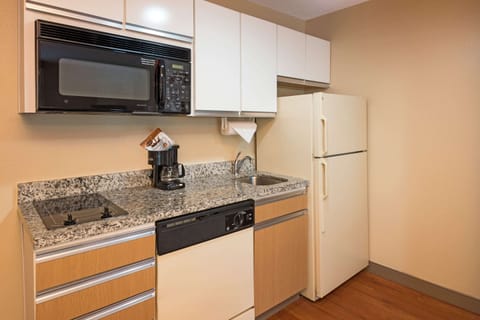 Standard Room, 1 Queen Bed, Non Smoking | Private kitchen | Full-size fridge, microwave, stovetop, dishwasher