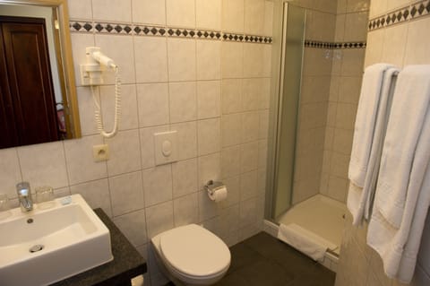 Comfort Double Room | Bathroom | Shower, rainfall showerhead, free toiletries, hair dryer