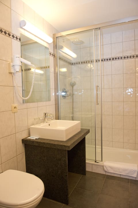 Comfort Room, 2 Bedrooms | Bathroom | Shower, rainfall showerhead, free toiletries, hair dryer