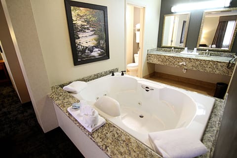 Suite, 1 Bedroom | Jetted tub