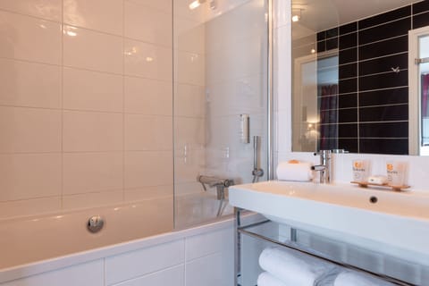 Classic Double or Twin Room | Bathroom | Free toiletries, hair dryer, towels