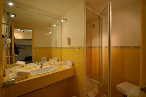 Grand Comfort Single Room | Bathroom | Free toiletries, hair dryer, towels