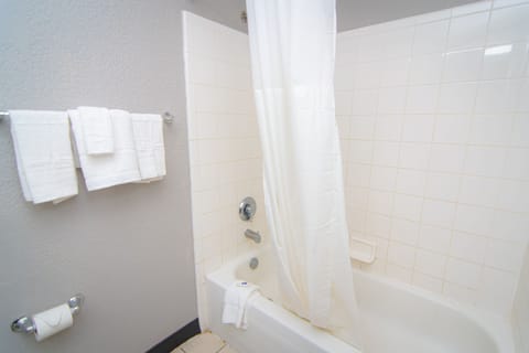 Combined shower/tub, towels