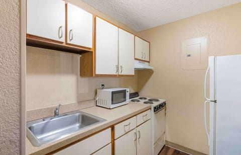 Studio, 2 Double Beds, Non Smoking | Private kitchen | Fridge, microwave, stovetop, coffee/tea maker