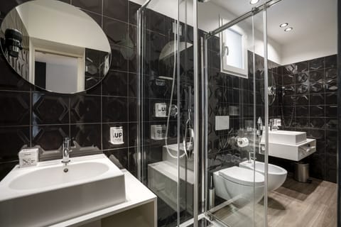 Junior Suite | Bathroom | Shower, rainfall showerhead, free toiletries, hair dryer