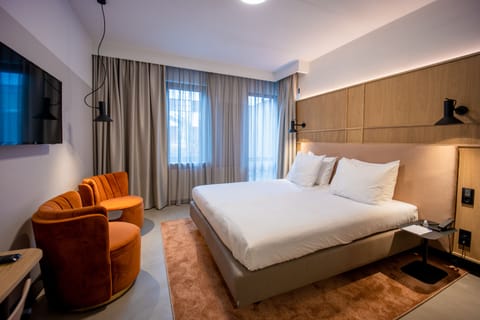 Comfort Double Room, 1 King Bed, Private Bathroom | Hypo-allergenic bedding, minibar, in-room safe, desk