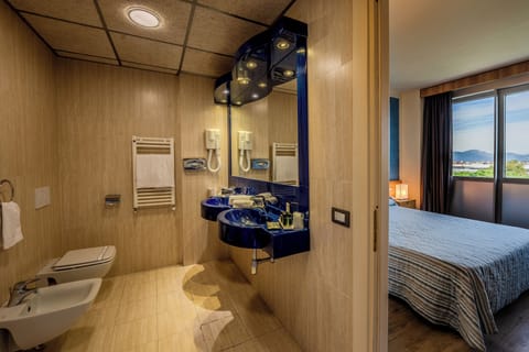 Suite | Bathroom | Shower, hair dryer, bidet, towels