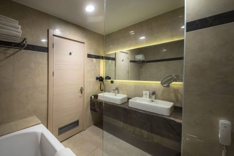 Suite | Jetted tub