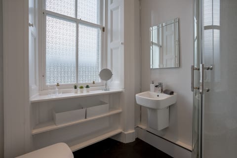 Single Room, Ensuite | Bathroom amenities | Free toiletries, towels