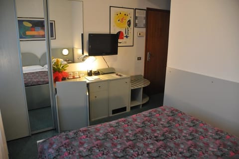 Classic Double or Twin Room | Minibar, in-room safe, desk, free WiFi