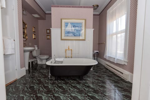 Luxury Room, 1 Queen Bed | Bathroom | Free toiletries, hair dryer, towels