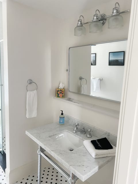 Luxury Room, 1 Queen Bed | Bathroom | Free toiletries, hair dryer, towels