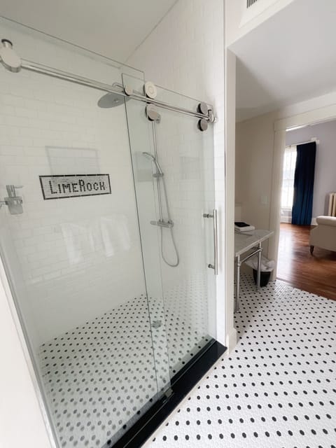 Luxury Room, 1 Queen Bed | Bathroom | Free toiletries, hair dryer, towels