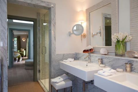 Deluxe Suite, Sea View | Bathroom | Free toiletries, hair dryer, bathrobes, towels