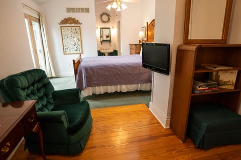 Room, 1 Queen Bed, Non Smoking, Balcony | Individually decorated, individually furnished, iron/ironing board