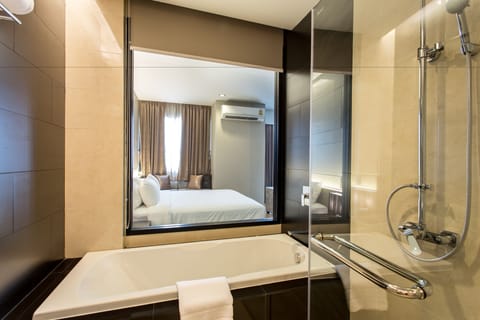 Junior Suite | Bathroom | Combined shower/tub, free toiletries, hair dryer, bathrobes