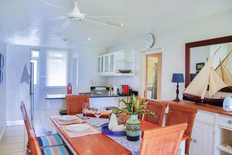 Apartment, 2 Bedrooms, Sea View | In-room dining