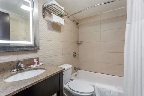 Combined shower/tub, free toiletries, hair dryer, towels