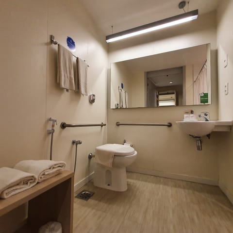 Superior Room, 3 Twin Beds | Bathroom | Shower, free toiletries, towels